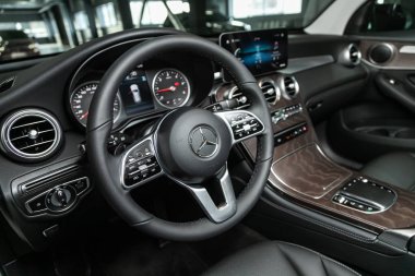 Novosibirsk, Rusya 19 Kasım 2019: Mercedes-Benz Glc-sınıfı, siyah ve kahverengi lüks araba İçi - gösterge paneli, oyuncu, logo ve düğmeli direksiyon, hız göstergesi ve taktik ölçer