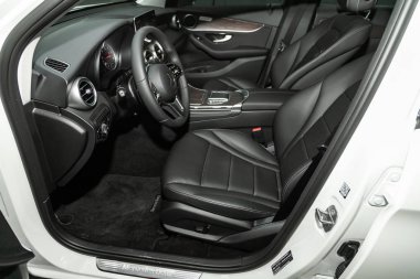 Novosibirsk, Rusya 19 Kasım 2019: Mercedes-Benz Glc-sınıfı, lüks araba İçişleri - direksiyon, vites kolu, multimedya sistemi, sürücü koltukları ve gösterge paneli