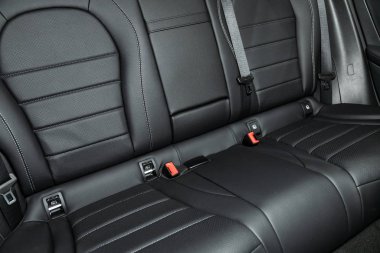 Novosibirsk, Rusya 19 Kasım 2019: Mercedes-Benz Glc sınıfı, siyah deri koltukların yakın plan emniyet kemeri. modern araba iç mimarisi