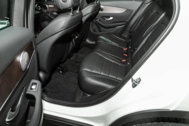 Novosibirsk, Rusya 19 Kasım 2019: Mercedes-Benz Glc sınıfı, siyah deri koltukların yakın plan emniyet kemeri. modern araba iç mimarisi
