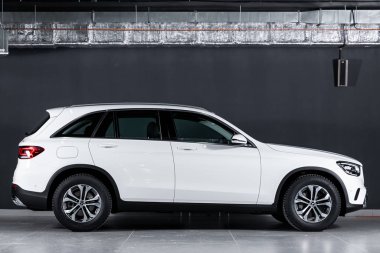 Novosibirsk, Rusya 19 Kasım 2019: Yeni siyah Mercedes-Benz-sınıfı, yan görüş. Novosibirsk 'teki bir otoparkta lüks bir SUV' un fotoğrafı.