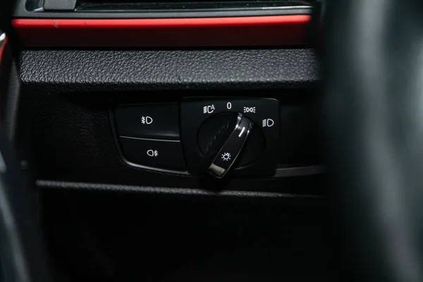 ノヴォシビルスク ロシア2019年10月23日 Bmw 118I ヘッドライトの設定ボタンのクローズアップ 現代の車のインテリア — ストック写真