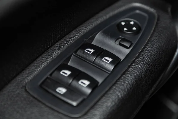 2019年10月23日 俄罗斯Novosibirsk Bmw 118I 新款现代汽车门控面板的关闭 扶手休息与窗口控制面板 门锁按钮 和镜像控制 — 图库照片