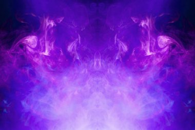 Kafatası, canavar, ejderha şeklinde siyah izole edilmiş bir zeminde renkli mor duman bulutu. Sigara dumanından arkaplan. Havalı tişörtler için mocap