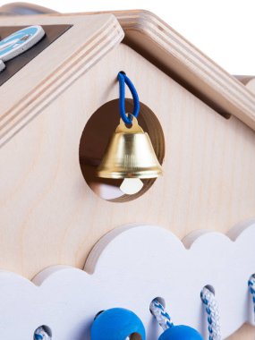 Ahşap işlek bir tahtada yakın plan zili çocuklar için eğitici bir oyuncak, beyaz izole edilmiş bir arka planda bebekler. Çocukları ve aileleri eğlendirmek için bir oyuncak.