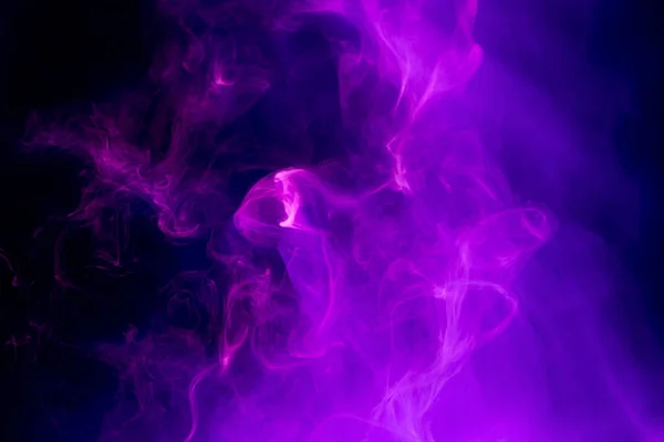 抽象芸術黒隔離された背景に紫色の煙 暗い背景に多色煙の動きを停止します — ストック写真