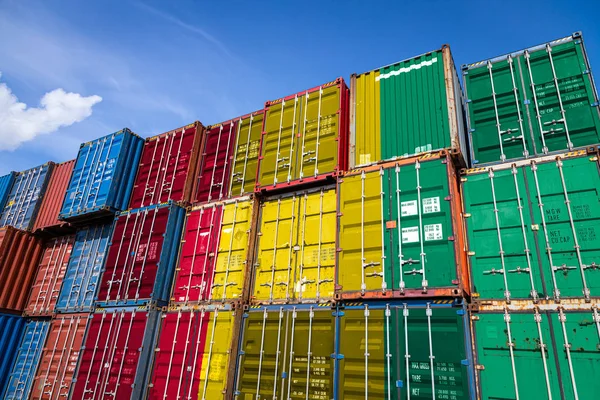 Nationale Vlag Van Guinee Een Groot Aantal Metalen Containers Voor — Stockfoto