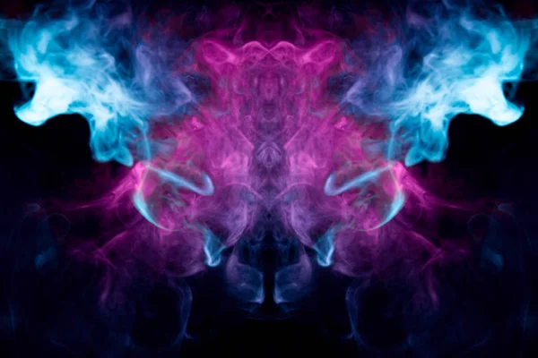 頭蓋骨 モンスター 黒の隔離された背景に龍の形でカラフルな紫色の煙の雲 蒸気の煙からの背景 クールなTシャツのためのモカップ — ストック写真