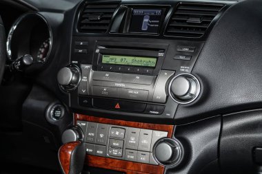 Novosibirsk, Rusya 23 Ekim 2019: Toyota Highlander, torpido gözüne yakın çekim, havalandırma, ses sistemleri, radyo, oyuncu. modern araba iç mimarisi