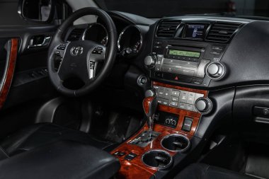 Novosibirsk, Rusya 23 Ekim 2019: Toyota Highlander, Araç İçi - direksiyon, vites kolu, multimedya sistemi, sürücü koltukları ve gösterge paneli