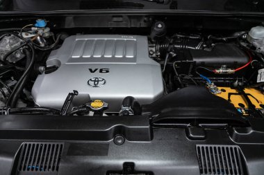 Novosibirsk, Rusya 23 Ekim 2019: Toyota Highlander, araba motorunun ön görüntüsünü kapatın. İçten yanmalı motor, araba parçaları, ayrıştırma