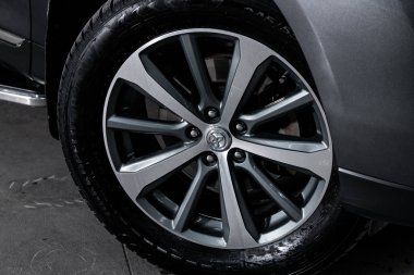 Novosibirsk, Rusya 23 Ekim 2019: Toyota Highlander, alüminyum alaşımlı ve yeni lastikli yakın çekimli araba tekerleği 