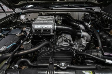 Novosibirsk, Rusya 23 Ekim 2019 Nissan Devriyesi, araba motorunun ön görüntüsünü kapatın. İçten yanmalı motor, araba parçaları, ayrıştırma