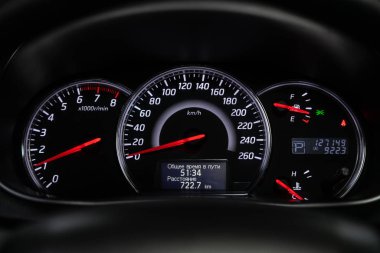 Novosibirsk, Rusya 23 Ekim 2019: Nissan Teana, Alet otomobil panelini kilometre sayacı, kilometre sayacı, takometre, yakıt seviyesi
