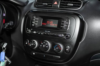 Novosibirsk, Rusya 29 Ekim 2019: Kia Soul, siyah plastik torpido gözüne yakın çekim, multimedya paneli, havalandırma, klima, oyuncu 