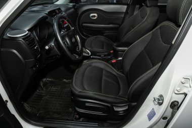 Novosibirsk, Rusya 29 Ekim 2019: Beyaz Kia Soul, direksiyon, vites kolu, multimedya sistemi, sürücü koltukları ve gösterge paneli