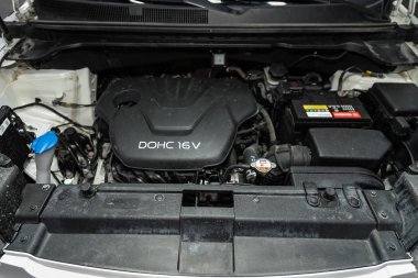 Novosibirsk, Rusya 29 Ekim 2019: Beyaz Kia Soul, araba motorunun detaylarını kapat, ön görüş. İçten yanmalı motor, araba parçaları, ayrıştırma