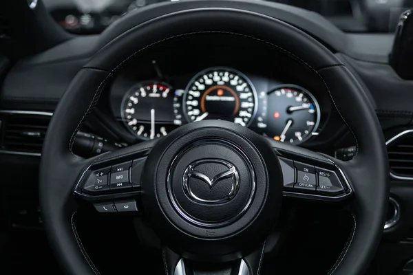 2019 러시아 노보시비르스크 Mazda Dashboard Player Steering Wheel Logo Button — 스톡 사진