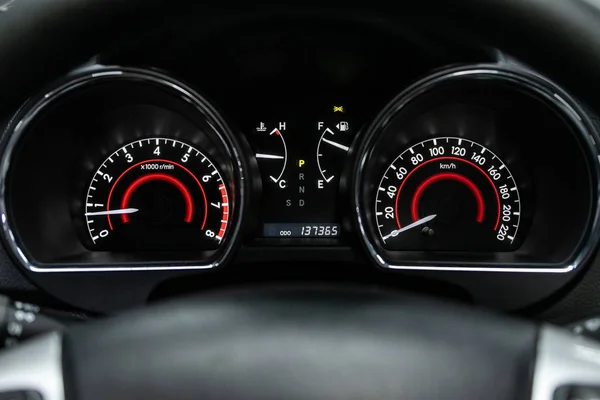 Novosibirsk ロシア2019年10月23日 トヨタハイランダー Odometer 速度計 タコメータ 燃料レベルの計装自動車パネルを閉じる — ストック写真