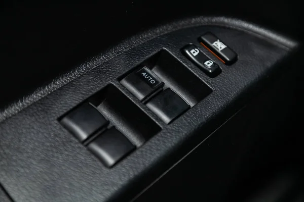 ノヴォシビルスク ロシア2019年10月23日 トヨタハイランダー 新しい現代の車のドアコントロールパネルの閉鎖 窓コントロールパネル ドアロックボタン ミラーコントロールで腕を休める — ストック写真