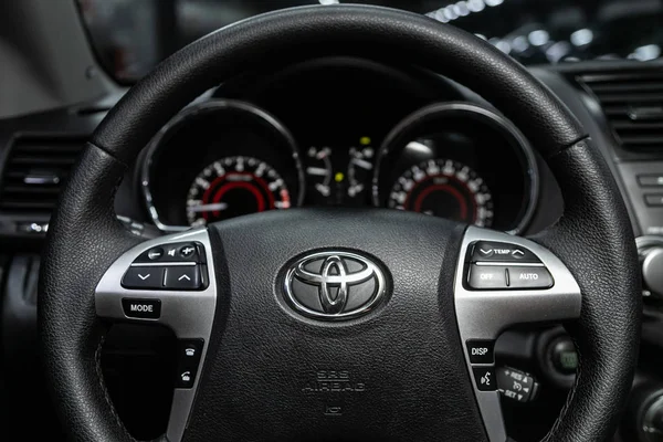 러시아 노보시비르스크 2019 Toyota Highlander Dashboard Player Steering Wheel Logo — 스톡 사진