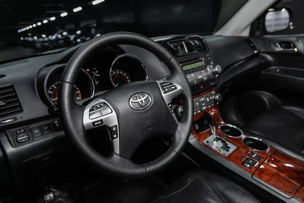 러시아 노보시비르스크 2019 Toyota Highlander Dashboard Player Steering Wheel Logo — 스톡 사진