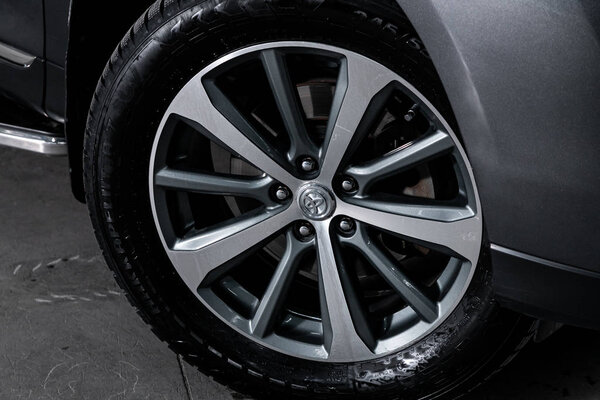 Новосибирск, Россия 23 октября 2019 года: Toyota Highlander, колесо крупным планом с колесом из алюминиевого сплава и новая шина
 