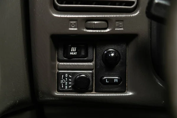 Novosibirsk ロシア2019年10月23日 日産パトロール ボタンのクローズアップ サイドミラー ヘッドライト調整とオープントランクボタン フロントガラスワッシャー 現代の車のインテリア — ストック写真