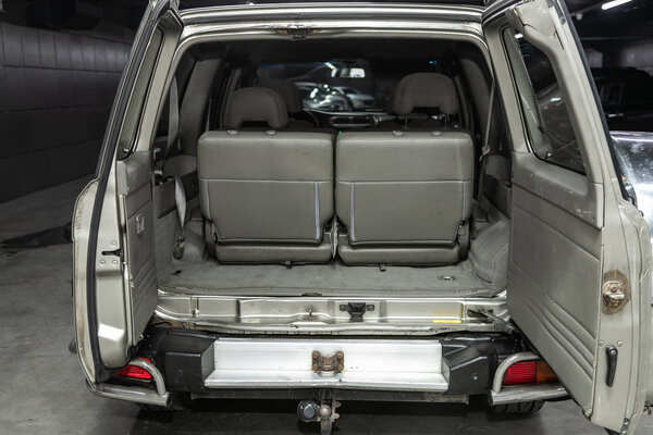 Новосибирск, Россия 23 октября 2019 года: Nissan Patrol, крупный план открытого багажника, фара, бампер, вид спереди. Внешний вид современного автомобиля
 