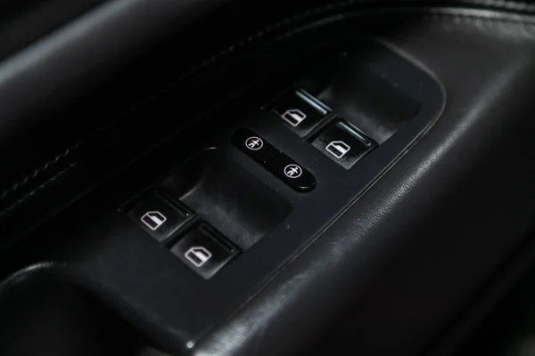 2019年10月13日 大众Touareg Volkswagen Touareg Volkswagen Touareg Close Door Control Panel — 图库照片