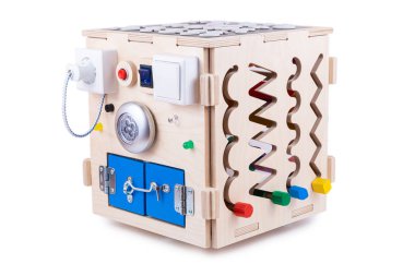 Ahşap işlek ahşap pano - çocuklar için eğitici oyuncak, beyaz izole edilmiş arka planda bebekler, çok renkli ahşap yapboz parçaları, labirent, dişli, sıralayıcı, anahtarlar, soket, lamba, ahşap saat