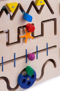 ahşap meşgul tahta üzerinde çok renkli bulmacalar ile bir labirent kaybetmek- çocuklar için eğitim oyuncak, beyaz izole arka plan üzerinde bebekler. Çocukları eğlendiren ve dinlenen ebeveynler için bir oyuncak 