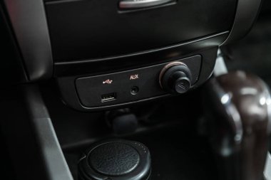 Novosibirsk, Rusya 26 Ekim 2019: Ssangyong Actyon, Arabadaki şarjı kapat, sigara çakmağı, elektrik, usb konnektörleri. modern araba iç mimarisi