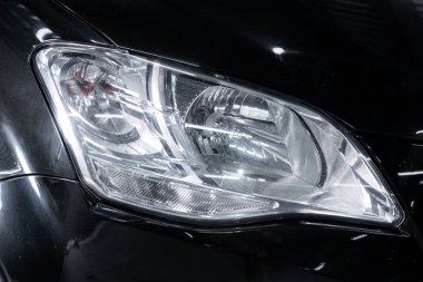 Novosibirsk, Rusya 26 Ekim 2019: Ssangyong Actyon, dış görev. Modern araba ksenon lambasına yakın