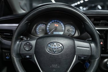 Novosibirsk, Rusya 09 Ekim 2019: Toyota Corolla, Siyah Araba İçi - gösterge paneli, oyuncu, logo ve düğmeli direksiyon, hız göstergesi ve taktik ölçer