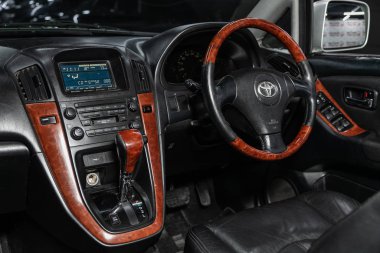 Novosibirsk, Rusya 26 Ekim 2019: Toyota Harrier, lüks araba İçişleri - direksiyon, vites kolu, multimedya sistemi, sürücü koltukları ve gösterge paneli