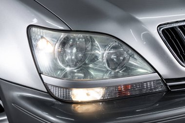 Novosibirsk, Rusya 26 Ekim 2019: Toyota Harrier, dış müfreze. Modern araba ksenon lambasına yakın