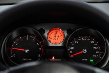 Novosibirsk, Rusya, 26 Ekim 2019: Nissan Quashqai, yuvarlak gösterge paneli, hız göstergesi ve takometreye yakın çekim. modern araba iç mimarisi