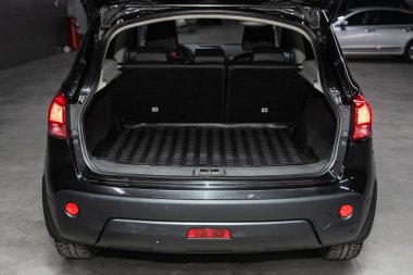 Novosibirsk, Rusya 26 Ekim 2019: Nissan Quashqai, açık bagaja yakın çekim, far, tampon, ön görüş. Modern bir arabanın dışı. 