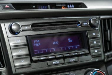 Novosibirsk, Rusya 09 Ekim 2019: Toyota Rav-4, ses stereo sistemi, kontrol paneli ve cd modern bir otomobilde