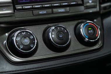 Novosibirsk, Rusya 09 Ekim 2019: Toyota Rav-4, klima düğmeleri ve modern araba kontrolleri ile klima kontrollü araç panelini kapatın 