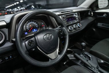 Novosibirsk, Rusya 09 Ekim 2019: Toyota Rav-4, Siyah Araba İçi - gösterge paneli, oyuncu, logo ve düğmeli direksiyon, hız göstergesi ve taktik ölçer
