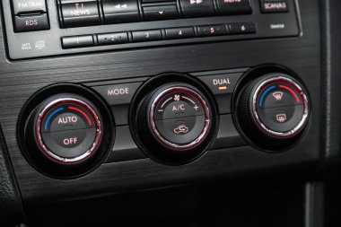 Novosibirsk, Rusya 26 Ekim 2019: Subaru Xv, klima düğmeleri ile klima kontrol görüşlü Alet Otomotiv Paneli - modern otomobilin detayları ve kontrolleri 