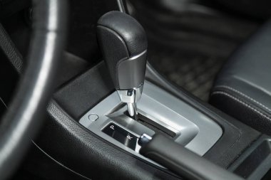 Novosibirsk, Rusya 26 Ekim 2019: Subaru Xv, Vites değişimi. Arabanın otomatik vites kutusu, arabanın içi.