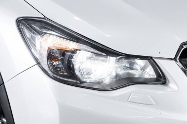 Novosibirsk, Rusya 26 Ekim 2019: Subaru Xv, dış müfreze. Modern araba ksenon lambasına yakın