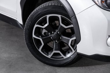 Novosibirsk, Rusya 26 Ekim 2019: Subaru Xv, alüminyum alaşımlı yakın çekimli araba tekerleği ve yeni lastik 