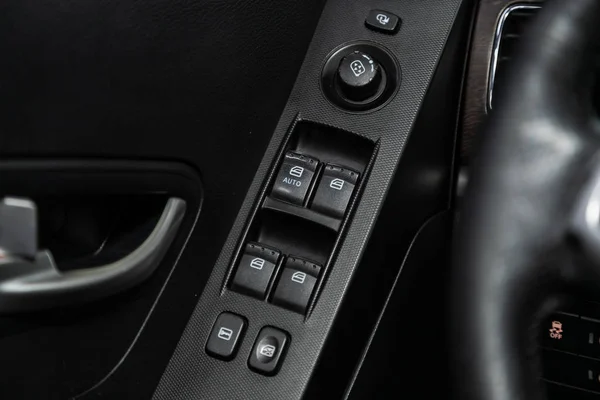 2019年10月26日 俄罗斯Novosibirsk Ssangyong Actyon 新款现代汽车门控面板的关闭 扶手休息与窗口控制面板 门锁按钮 和镜像控制 — 图库照片