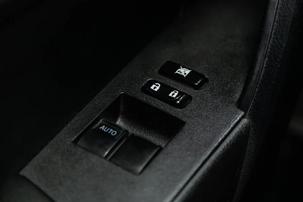 2019年10月9日 俄罗斯Novosibirsk 丰田Corolla 新款现代汽车门控面板的关闭 扶手休息与窗口控制面板 门锁按钮 和镜像控制 — 图库照片