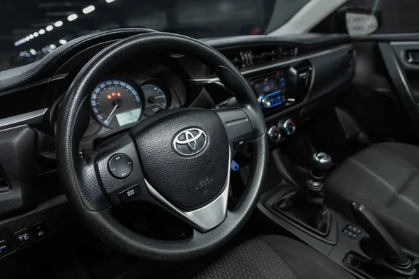 2019年10月9日 俄罗斯Novosibirsk 丰田Corolla 黑车内部 仪表盘 带有标识和按钮的方向盘 速度计和速度计 — 图库照片