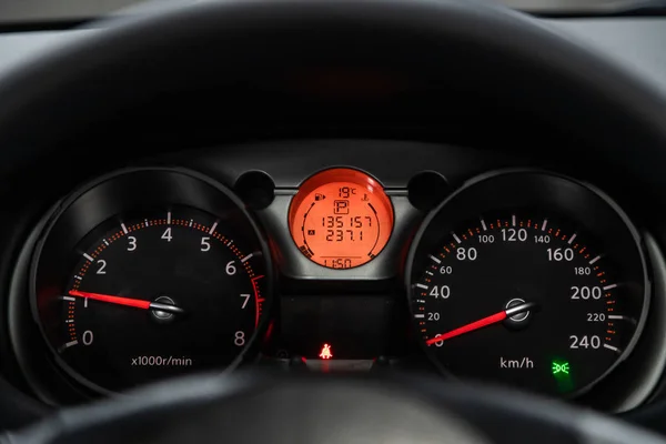 2019年10月26日 俄罗斯Novosibirsk Nissan Quashqai 接近圆形仪表板 速度计和带白色背光的速度计 现代汽车内部 — 图库照片